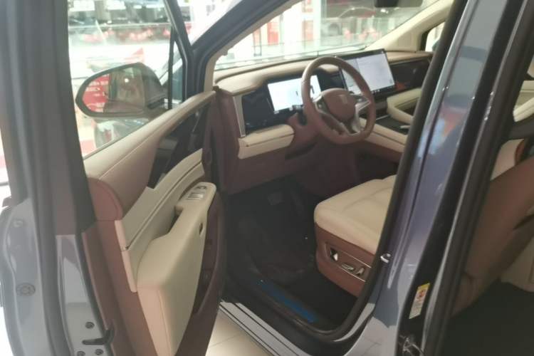 Used BYD Xia 2025 DM-i 1.5T 180km Excellence Model Driver Seat