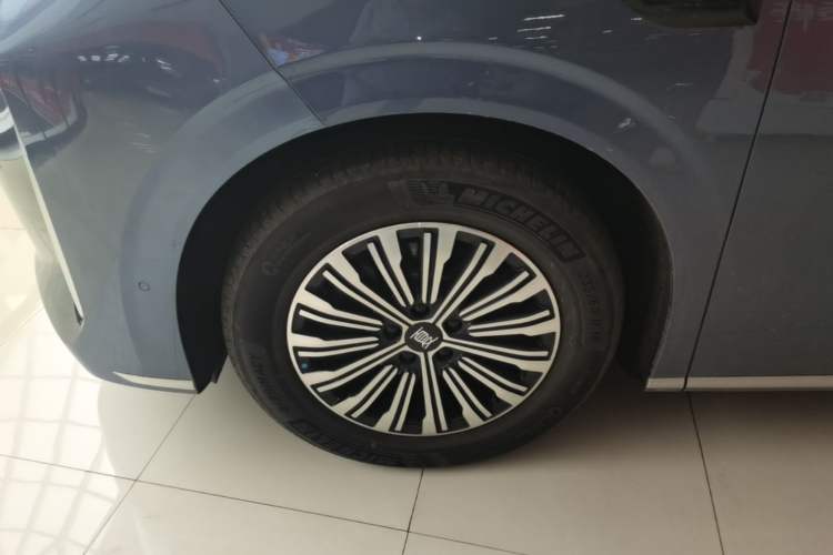 Used BYD Xia 2025 DM-i 1.5T 180km Excellence Model Left Front Wheel Hub