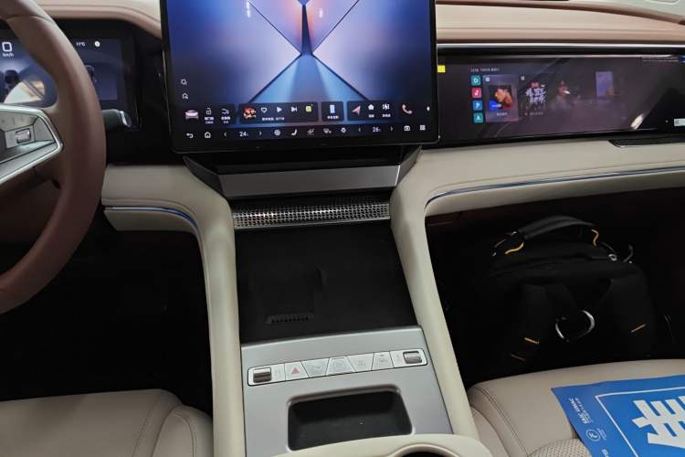 Used BYD Xia 2025 DM-i 1.5T 180km Excellence Model Audio And AC Panel