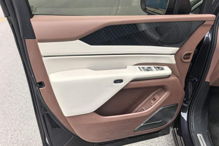 Used BYD Xia 2025 DM-i 1.5T 180km Excellence Model Audio And AC Panel