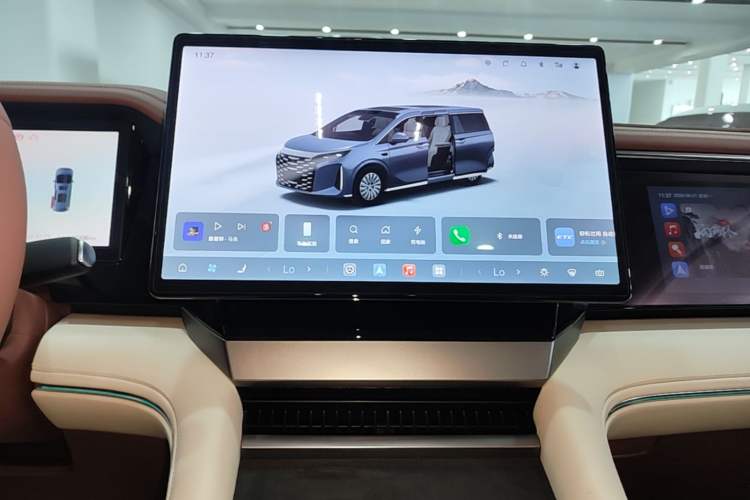 Used BYD Xia 2025 DM-i 1.5T 180km Excellence Model Audio And AC Panel