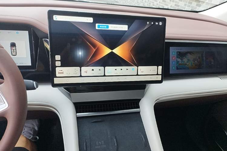 Used BYD Xia 2025 DM-i 1.5T 180km Excellence Model Audio And AC Panel