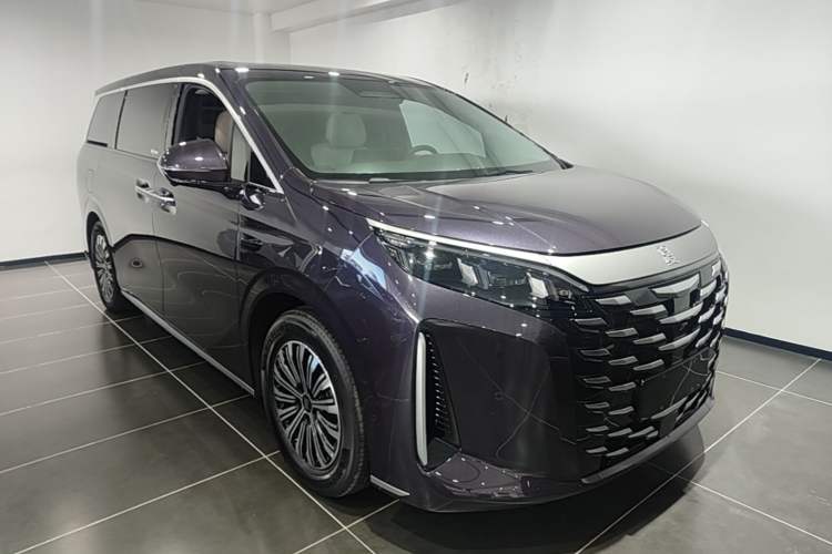 Used BYD Xia 2025 DM-i 1.5T 180km Excellence Model Front Right 45 Deg