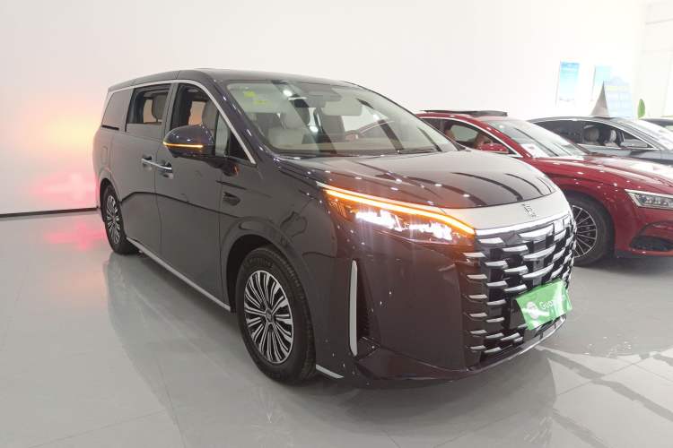Used BYD Xia 2025 DM-i 1.5T 180km Excellence Model Front Right 45 Deg