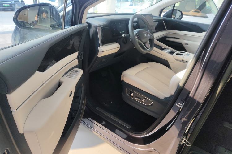 Used BYD Xia 2025 DM-i 1.5T 180km Beyond Edition Interior 3