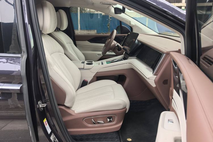 Used BYD Xia 2025 DM-i 1.5T 180km Excellence Model Interior 3