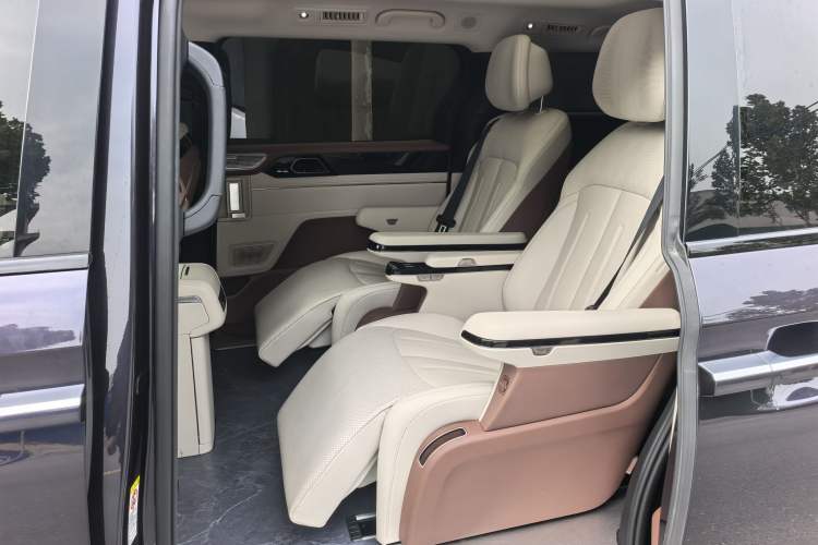 Used BYD Xia 2025 DM-i 1.5T 180km Excellence Model Interior 4
