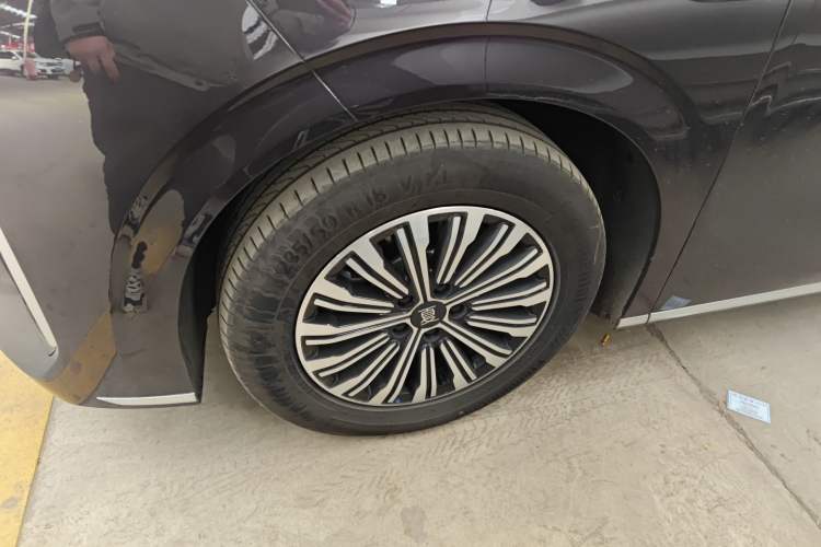 Used BYD Xia 2025 DM-i 1.5T 180km Excellence Model Left Front Wheel Hub