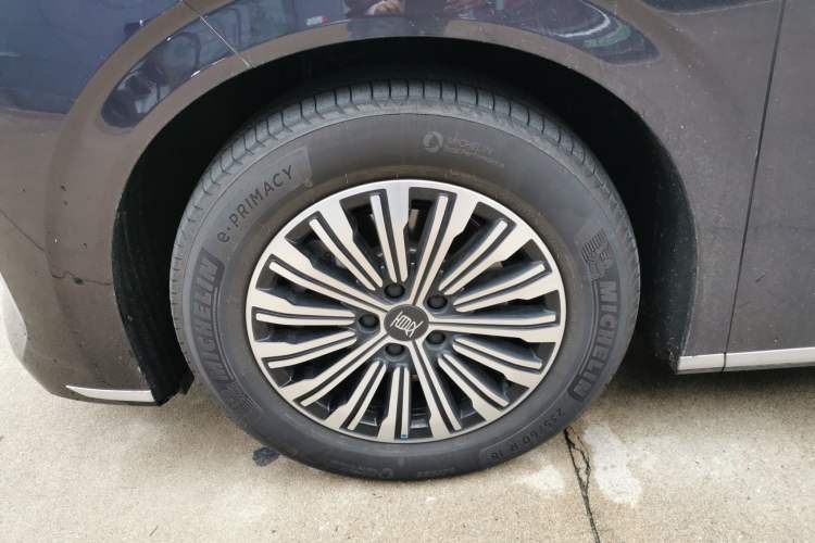Used BYD Xia 2025 DM-i 1.5T 180km Excellence Model Left Front Wheel Hub