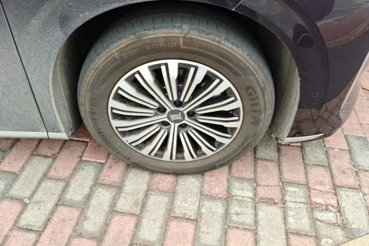Used BYD Xia 2025 DM-i 1.5T 180km Beyond Edition Right Front Wheel Hub