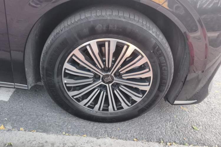 Used BYD Xia 2025 DM-i 1.5T 180km Excellence Model Right Front Wheel Hub