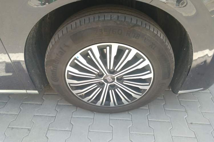Used BYD Xia 2025 DM-i 1.5T 180km Excellence Model Right Front Wheel Hub