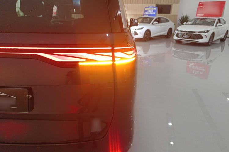 Used BYD Xia 2025 DM-i 1.5T 180km Excellence Model Right Rear Taillight