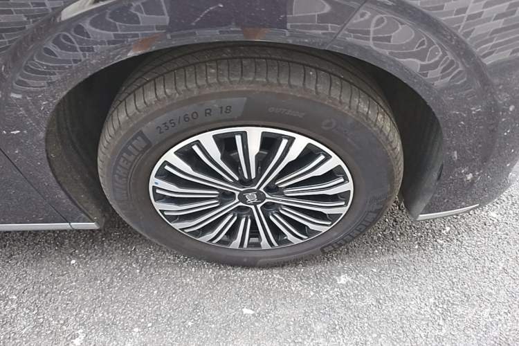 Used BYD Xia 2025 DM-i 1.5T 180km Excellence Model Right Rear Wheel Hub