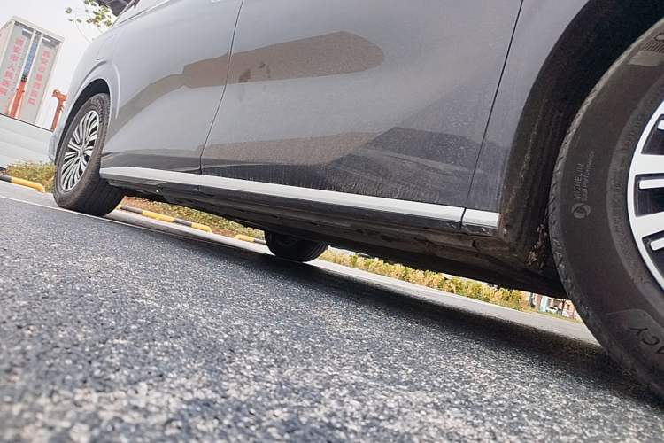 Used BYD Xia 2025 DM-i 1.5T 180km Excellence Model Right Side Sill