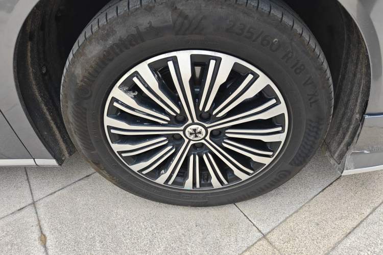 Used BYD Xia 2025 DM-i 1.5T 180km Beyond Edition Right Front Wheel Hub