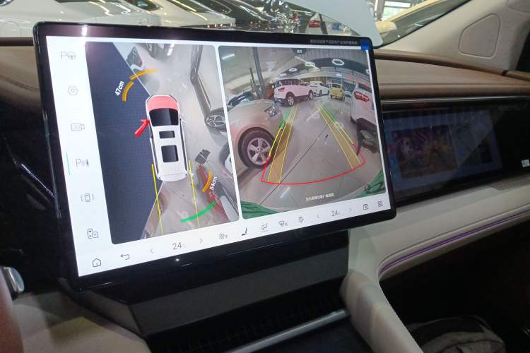 Used BYD Xia 2025 DM-i 1.5T 180km Excellence Model Audio And AC Panel