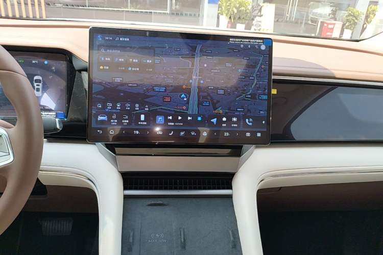 Used BYD Xia 2025 DM-i 1.5T 180km Excellence Model Audio And AC Panel