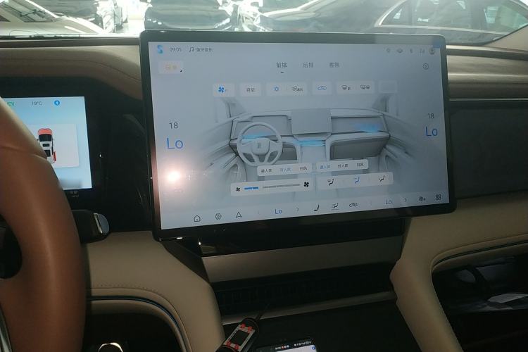 Used BYD Xia 2025 DM-i 1.5T 180km Excellence Model Audio And AC Panel