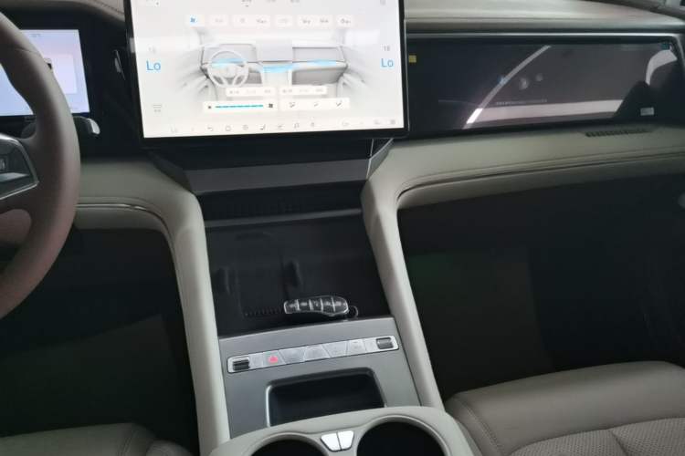 Used BYD Xia 2025 DM-i 1.5T 180km Excellence Model Audio And AC Panel