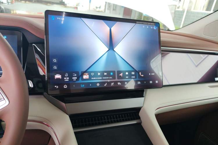 Used BYD Xia 2025 DM-i 1.5T 180km Excellence Model Audio And AC Panel