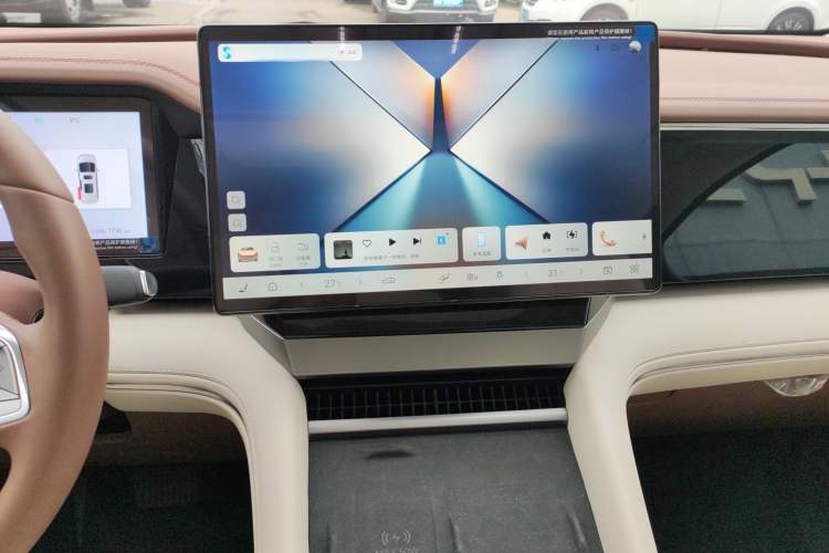 Used BYD Xia 2025 DM-i 1.5T 180km Beyond Edition Audio And AC Panel
