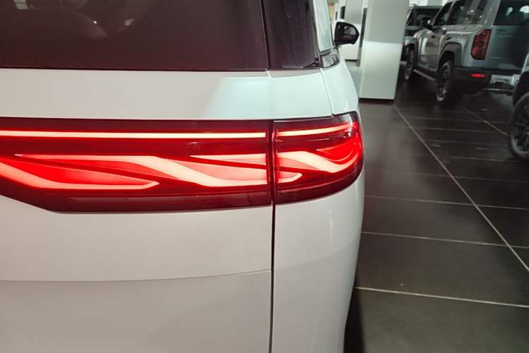 Used BYD Xia 2025 DM-i 1.5T 180km Beyond Edition Exterior 3