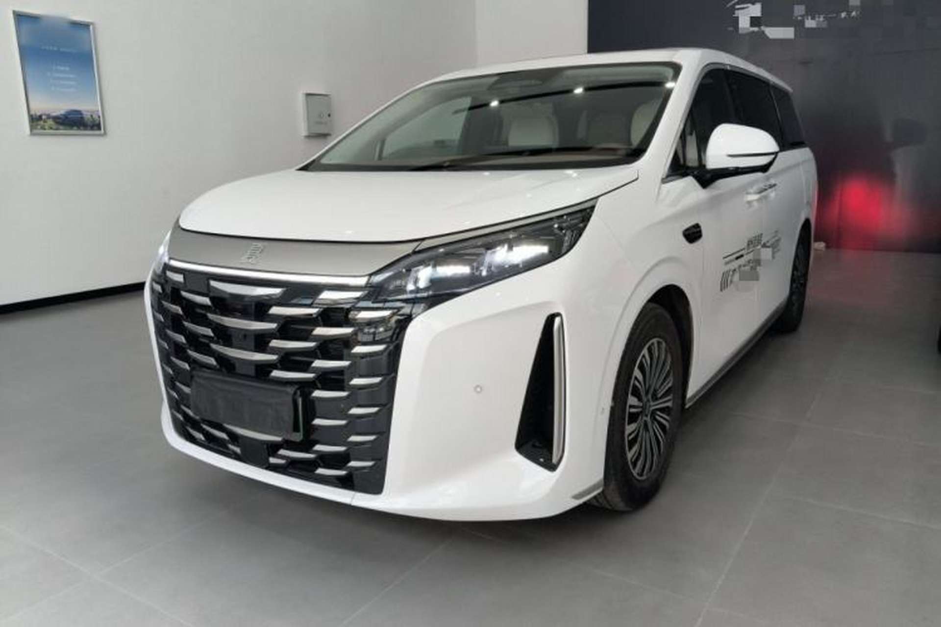 Used BYD Xia 2025 DM-i 1.5T 180km Beyond Edition Front Left 45 Deg