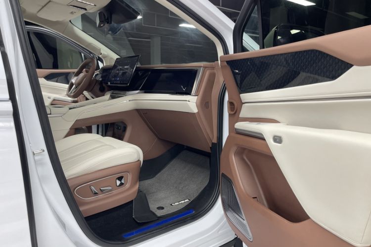 Used BYD Xia 2025 DM-i 1.5T 180km Excellence Model Interior 10