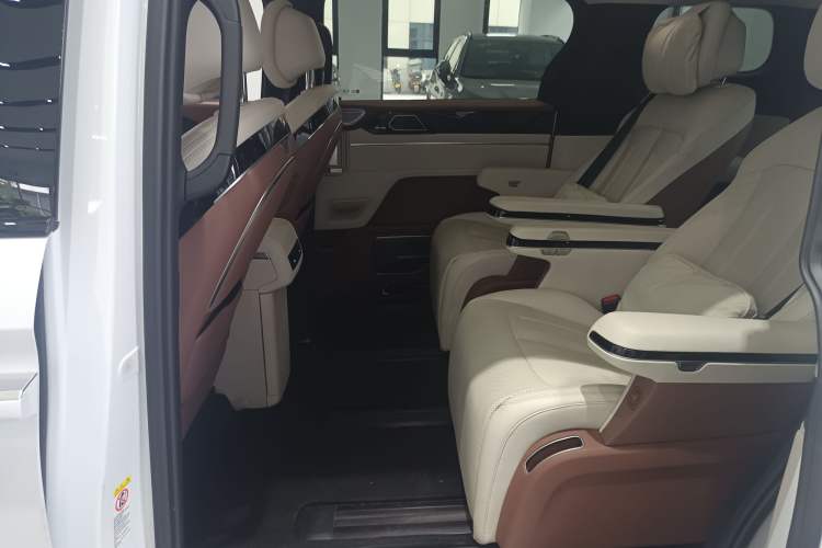 Used BYD Xia 2025 DM-i 1.5T 180km Excellence Model Interior 3