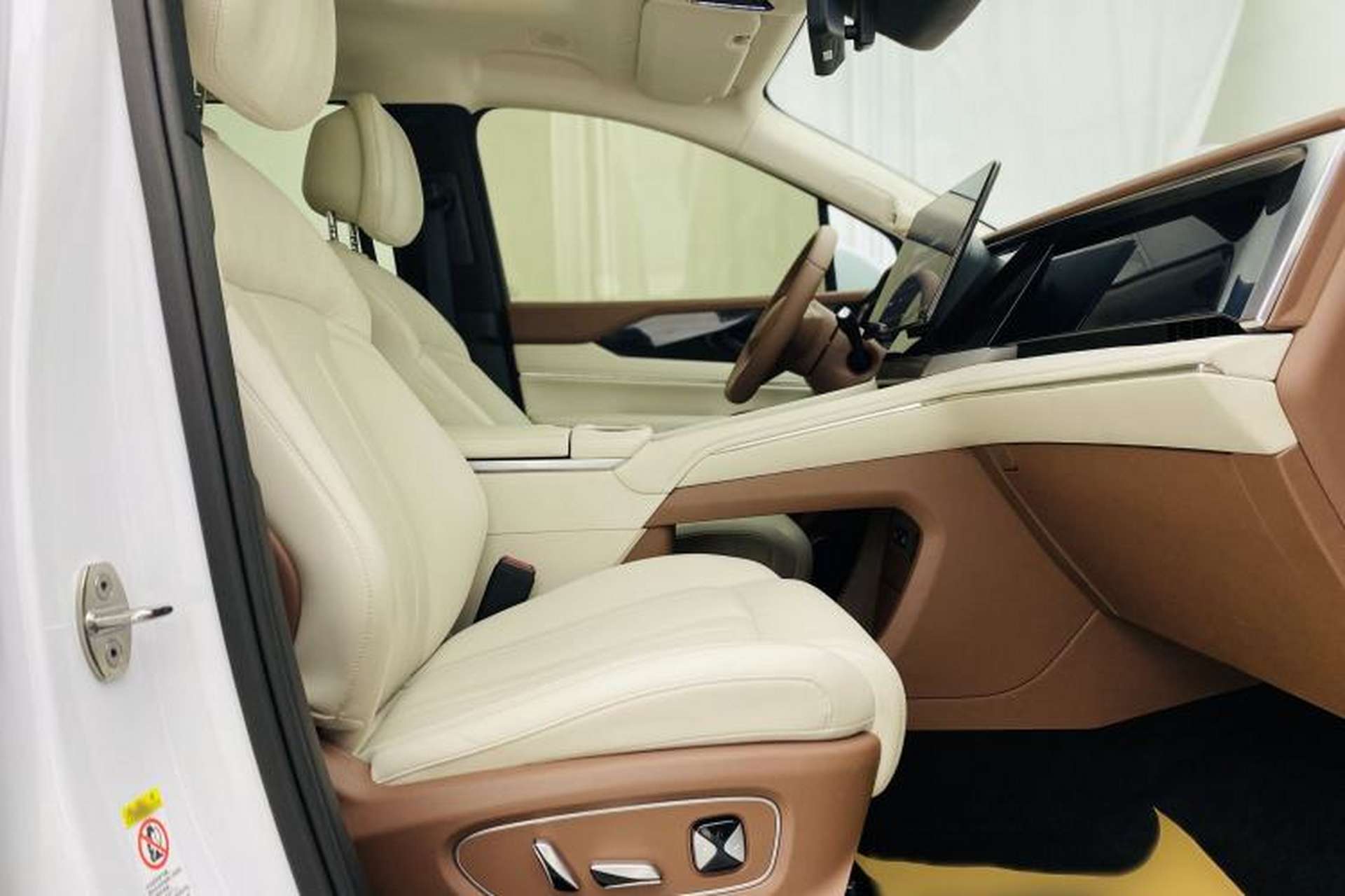 Used BYD Xia 2025 DM-i 1.5T 180km Excellence Model Interior 4