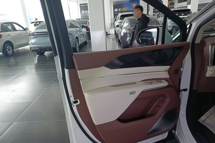 Used BYD Xia 2025 DM-i 1.5T 180km Beyond Edition Interior 4