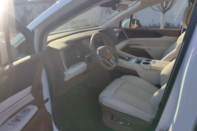 Used BYD Xia 2025 DM-i 1.5T 180km Beyond Edition Interior 4