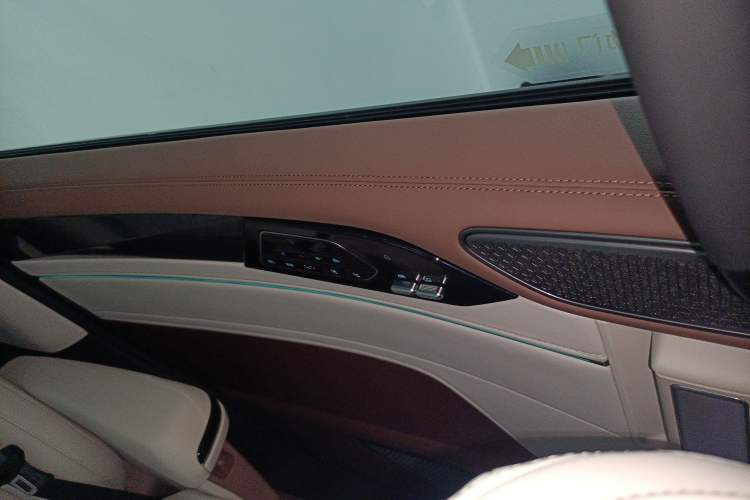 Used BYD Xia 2025 DM-i 1.5T 180km Beyond Edition Interior 5
