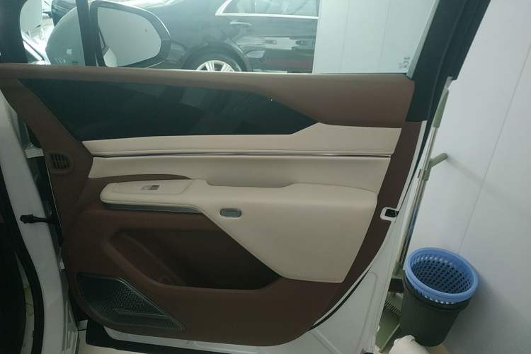 Used BYD Xia 2025 DM-i 1.5T 180km Excellence Model Interior 5
