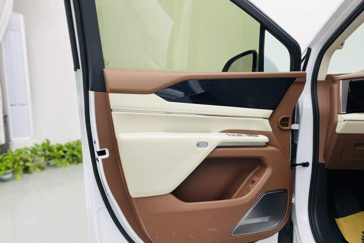 Used BYD Xia 2025 DM-i 1.5T 180km Excellence Model Interior 6