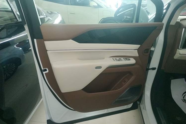 Used BYD Xia 2025 DM-i 1.5T 180km Excellence Model Interior 7