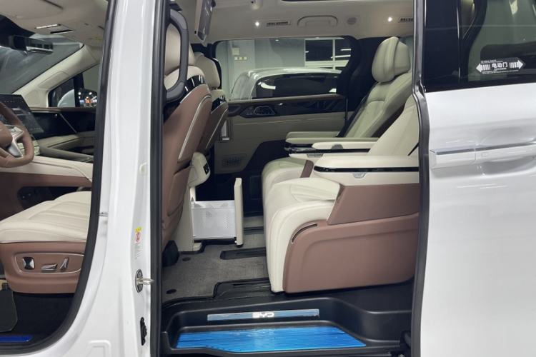 Used BYD Xia 2025 DM-i 1.5T 180km Excellence Model Interior 8