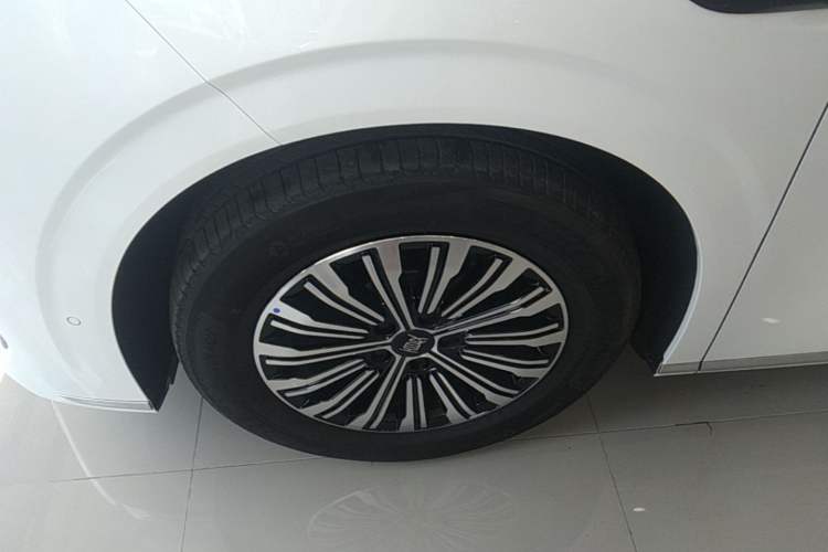 Used BYD Xia 2025 DM-i 1.5T 180km Excellence Model Left Front Wheel Hub