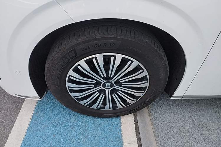 Used BYD Xia 2025 DM-i 1.5T 180km Excellence Model Left Front Wheel Hub