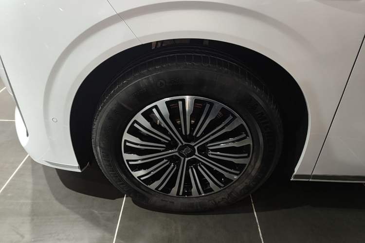 Used BYD Xia 2025 DM-i 1.5T 180km Beyond Edition Left Front Wheel Hub