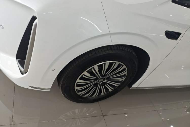 Used BYD Xia 2025 DM-i 1.5T 180km Excellence Model Left Front Wheel Hub