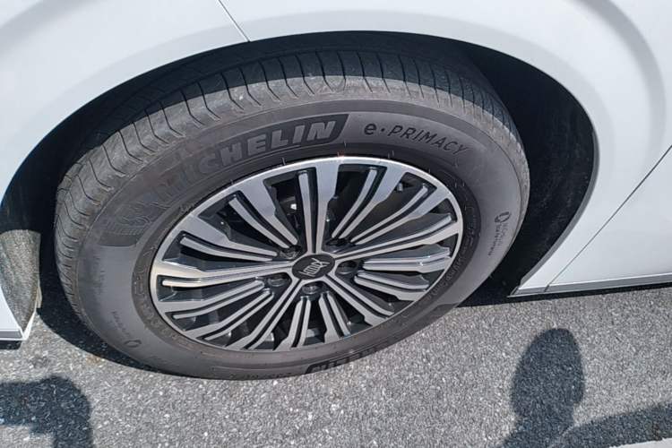 Used BYD Xia 2025 DM-i 1.5T 180km Excellence Model Left Front Wheel Hub