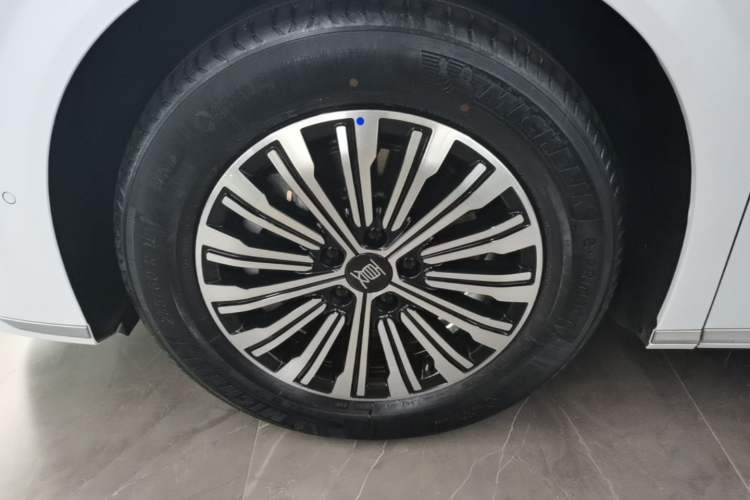 Used BYD Xia 2025 DM-i 1.5T 180km Excellence Model Left Front Wheel Hub