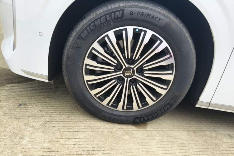 Used BYD Xia 2025 DM-i 1.5T 180km Excellence Model Left Front Wheel Hub