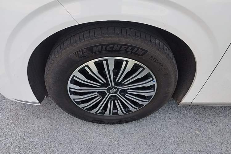 Used BYD Xia 2025 DM-i 1.5T 180km Excellence Model Left Front Wheel Hub