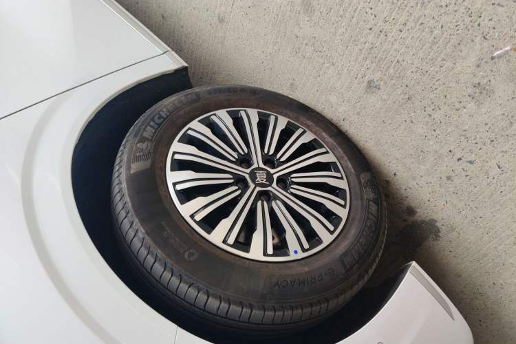 Used BYD Xia 2025 DM-i 1.5T 180km Excellence Model Left Front Wheel Hub