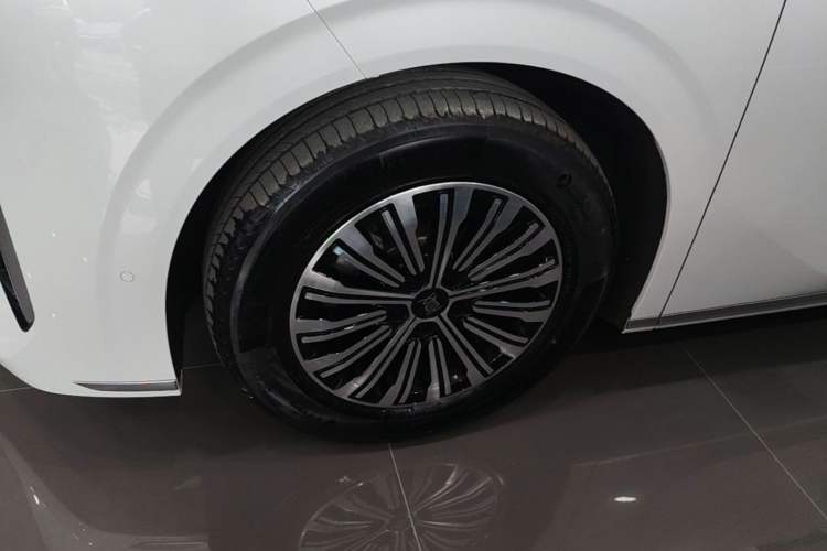 Used BYD Xia 2025 DM-i 1.5T 180km Excellence Model Left Front Wheel Hub