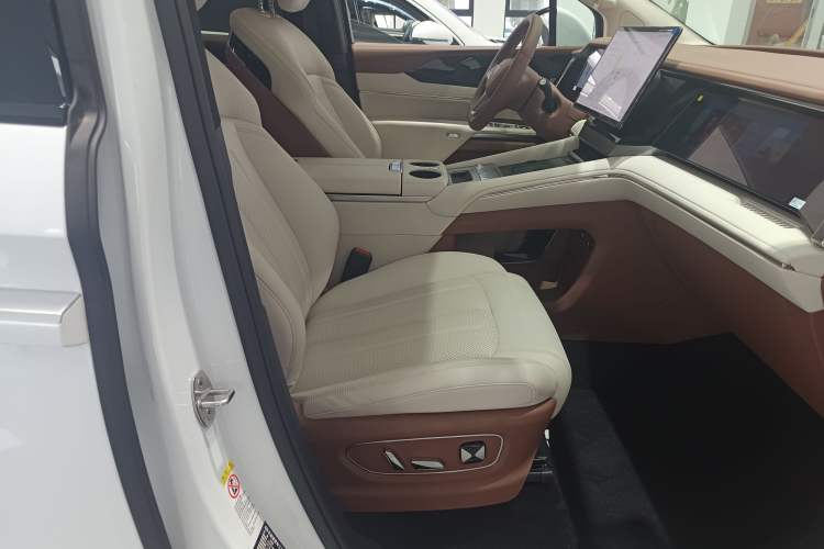 Used BYD Xia 2025 DM-i 1.5T 180km Excellence Model Right Front Seat