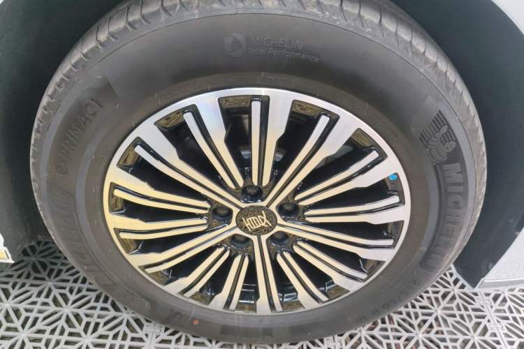 Used BYD Xia 2025 DM-i 1.5T 180km Beyond Edition Right Front Wheel Hub